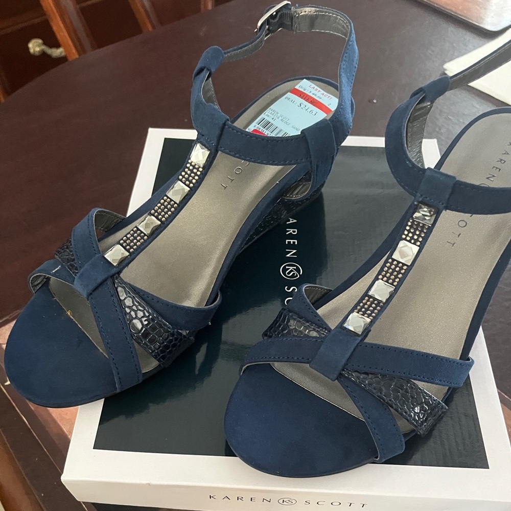 💙💙💙Karen Scott Navy T-Strap Wedge Sandals with Embellished Accents 9 1/2 💙💙💙NWT
